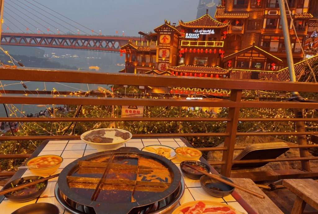Enjoy a hot pot meal at Nao Jianghu and the night view of Hongya Cave
