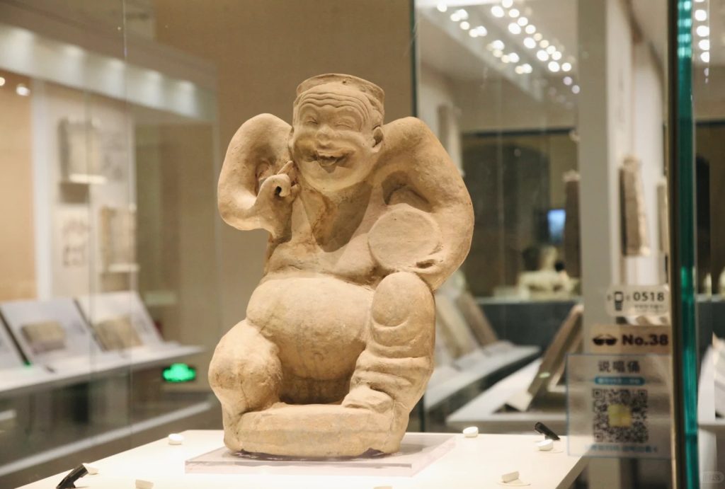 Storytelling Figurine from the Han Dynasty in the Bayu Culture Hall