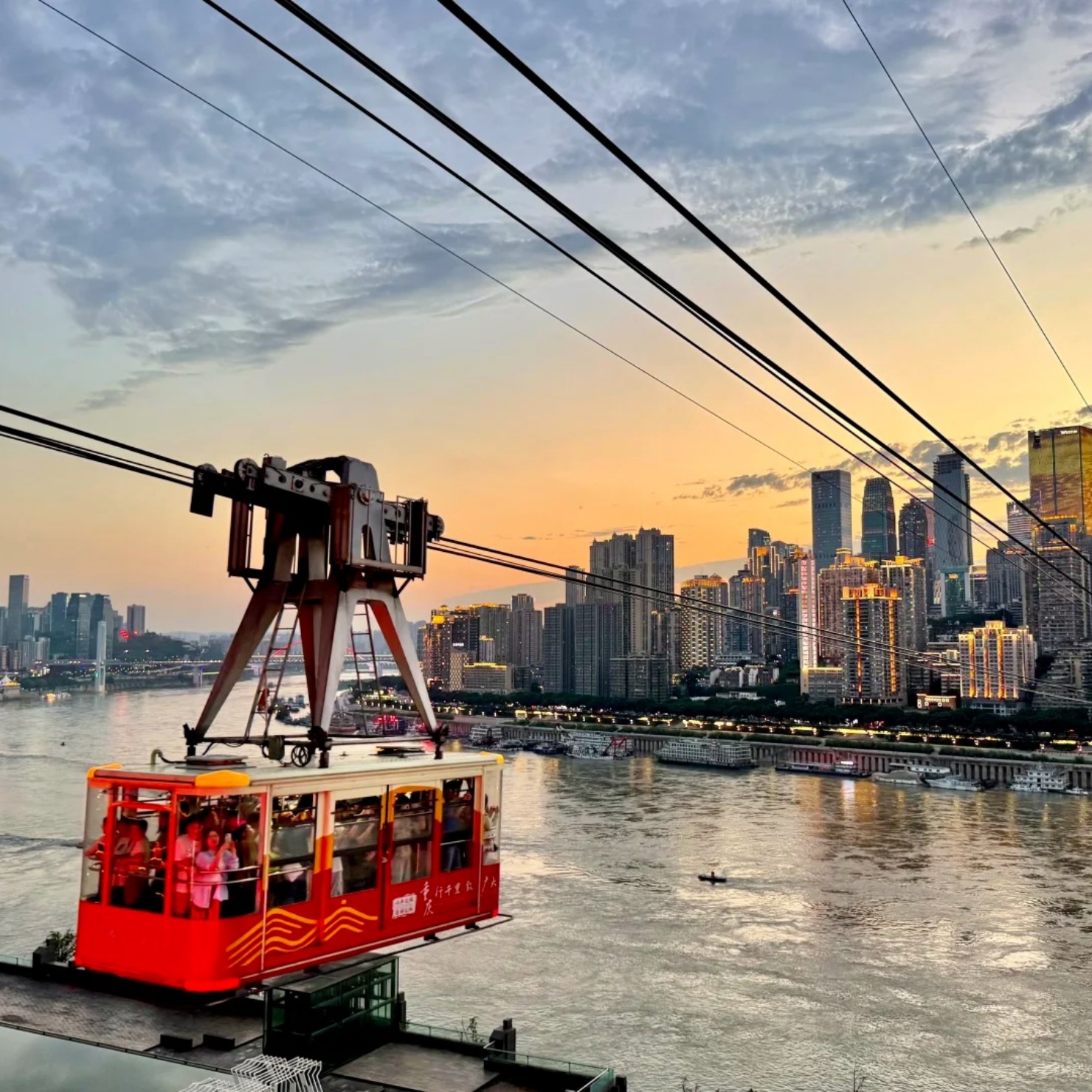 Yangtze River Cableway sunset mob
