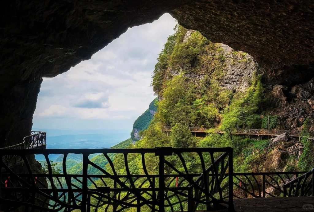 The scenery along the Cliff Plank Road