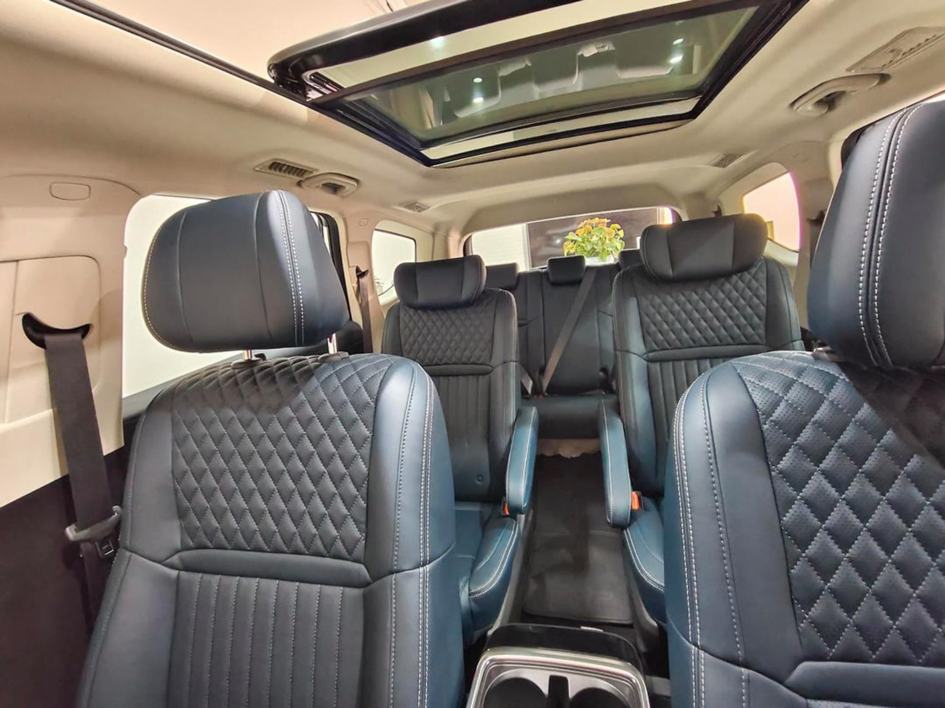 7-Seater MPV for Family Travel in Chongqing