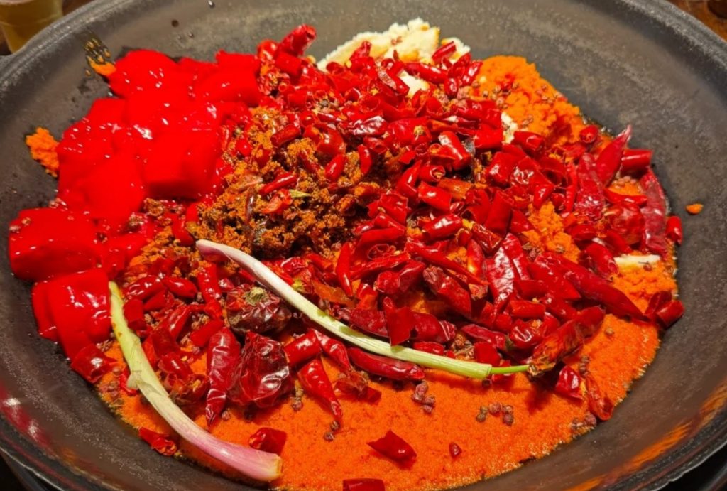 Feel the spiciness of Chongqing hot pot