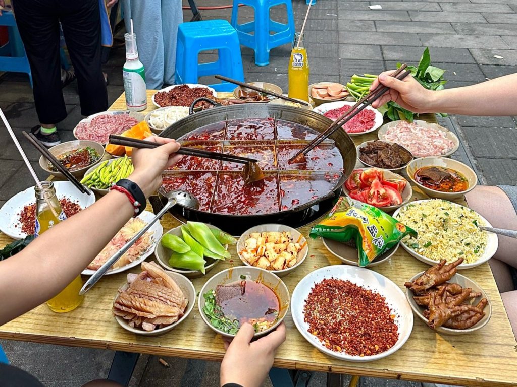 Enjoy a perfect hotpot dinner in Jiangbei District, Chongqing