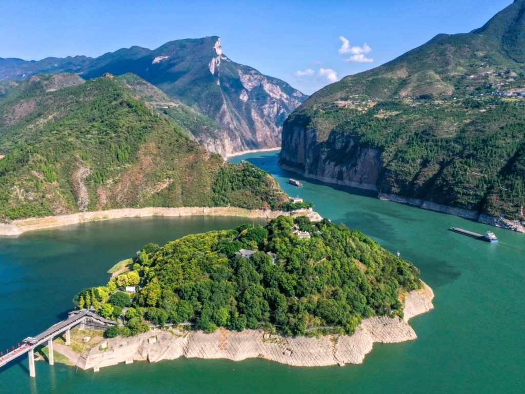 Qutang Gorge offers picturesque scenery.