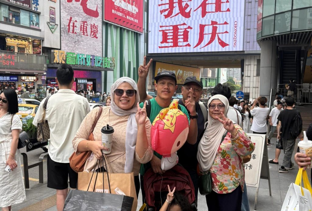 Muslim tourists enjoying their Chongqing tour