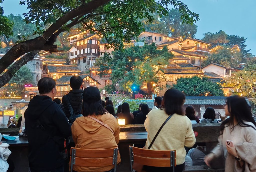 Tourists leisurely chat and take photos in Xiahaoli