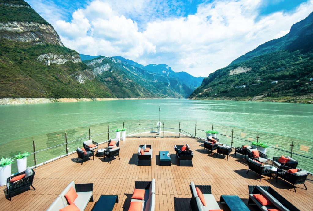 Enjoy the beautiful scenery of the Yangtze River on the ship deck