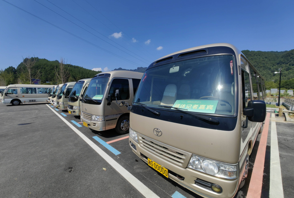 Long-distance passenger bus