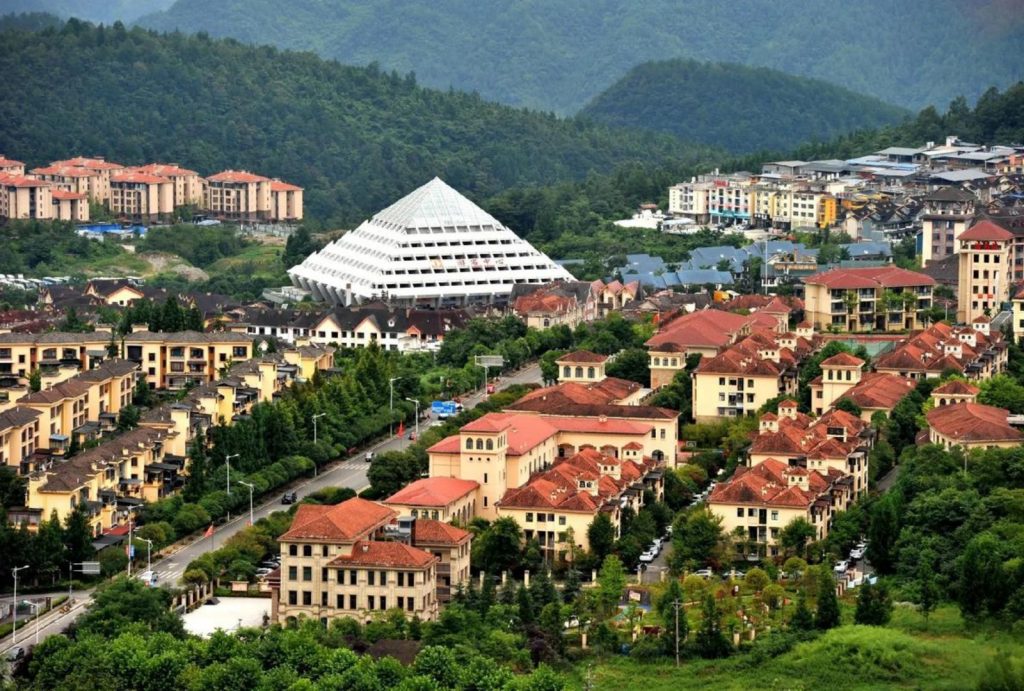 Where to stay in Wulong—Streets of Xiannvshan Town, Wulong