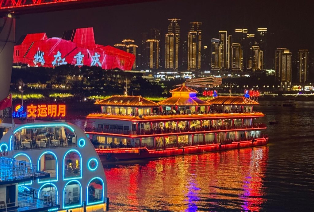 Take a cruise on the two rivers to see the night view of Hongya Cave