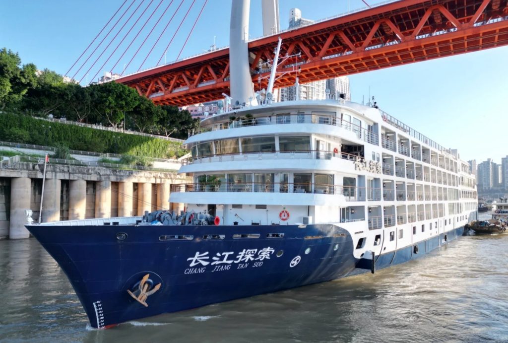 Yangtze River downstream cruise departs from Chaotianmen Port