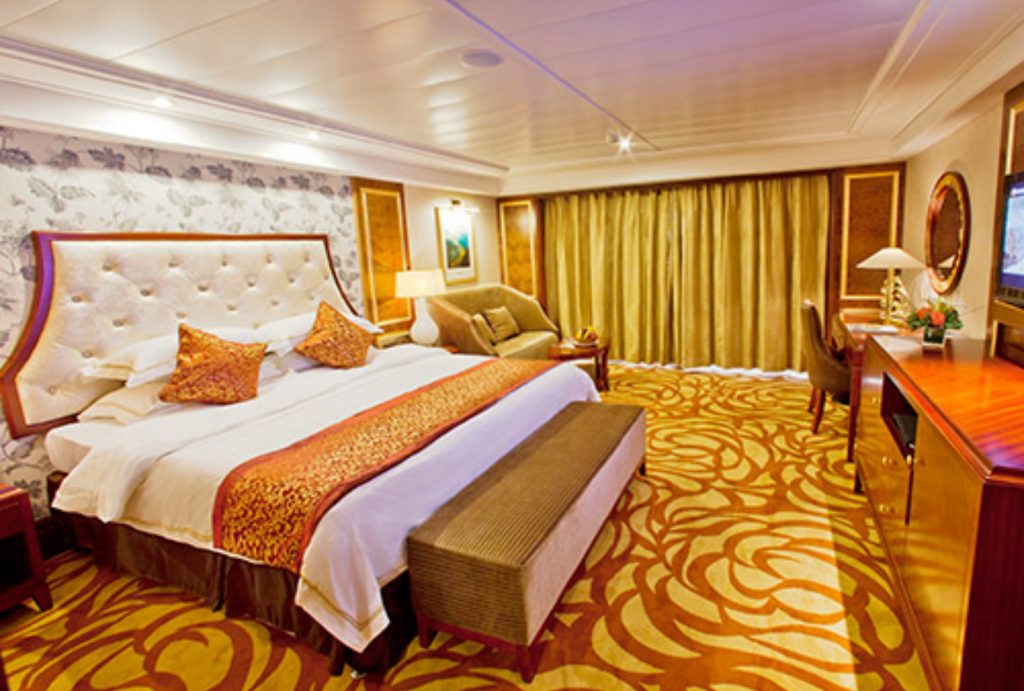 Yangtze Gold Cruises executive king-bed cabin