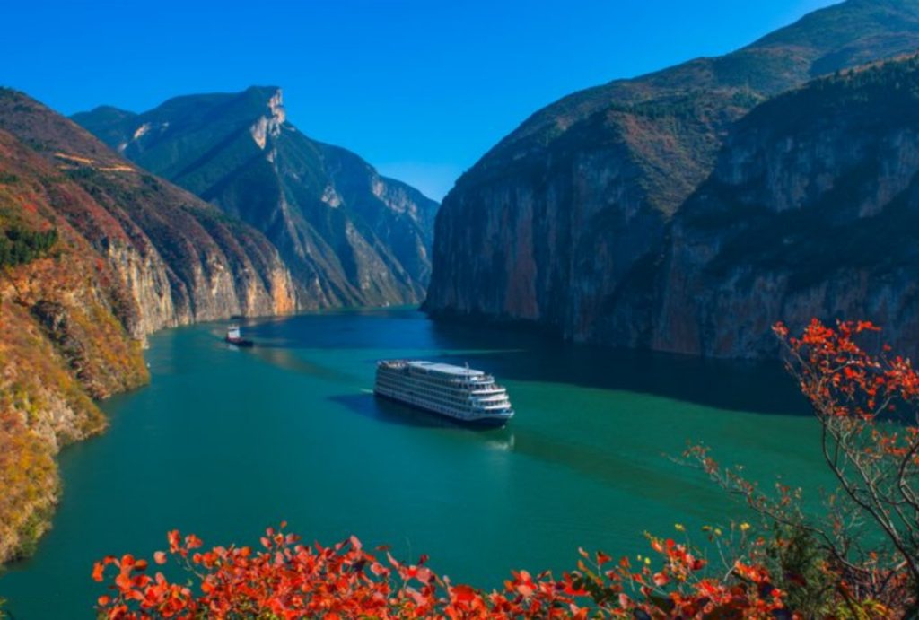 Yangtze River cruises through the Yangtze River in autumn