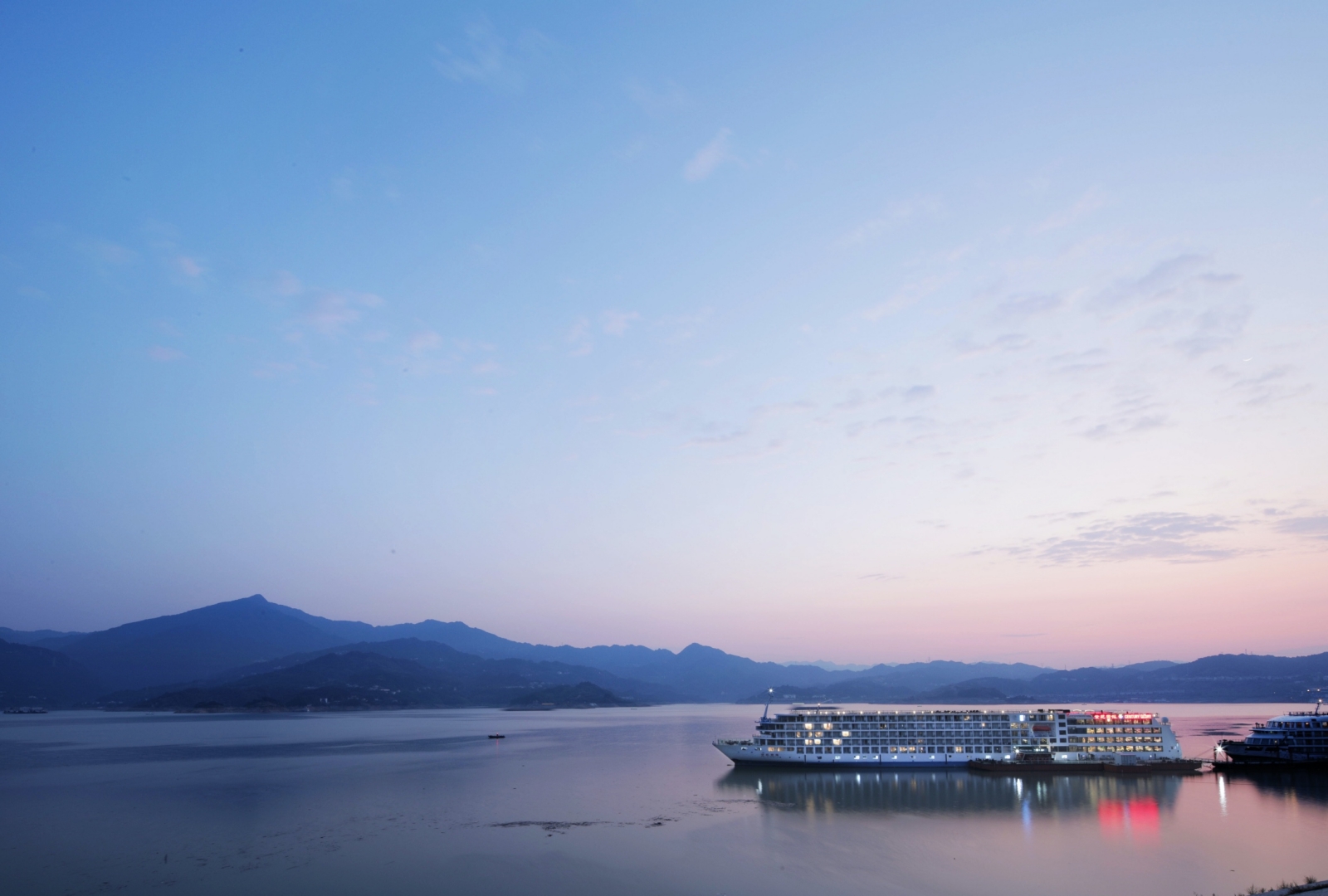 The beautiful evening scene of the Yangtze River