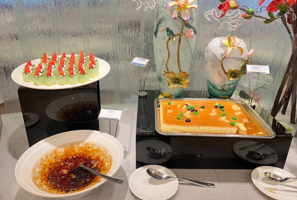 Some snacks of Victoria Cruises dinning