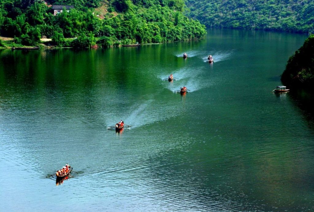 The small boat on Shennong Stream