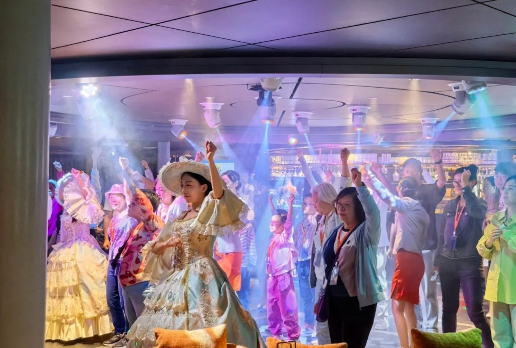 Themed night on Yangtze cruise ship