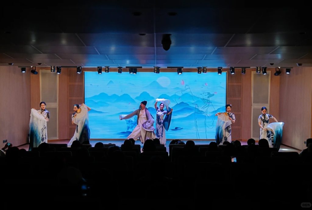 Dance shows on Victoria cruise ships