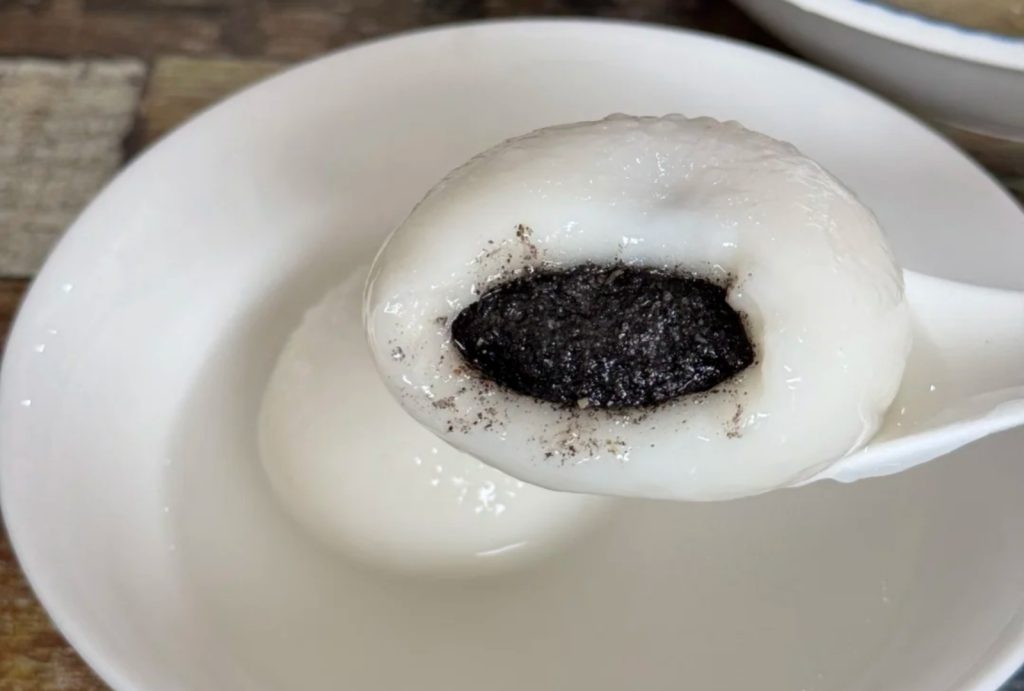 Hot sesame rice balls
