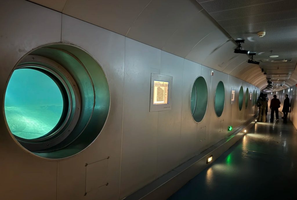 Observation windows of the Underwater Museum of White Crane Ridge